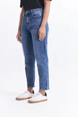 Jean estilo mom de tiro medio, con corte recto y relajado, confeccionado en denim de algodón en tono azul clásico con efecto lavado.