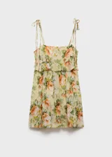 Vestido corto de gasa con estampado floral en tonos amarillos, naranjas y verdes. Presenta un diseño recto con escote cuadrado, tirantes finos dobles y un detalle de volante horizontal en la parte superior. Incluye forro interior y cierre de cremallera lateral.