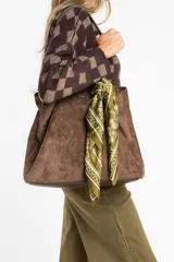 Bandana de tela ligera color verde pistacho con estampado floral y geométrico en blanco.