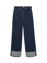 Jean de corte wide leg y tiro alto, confeccionado en denim azul oscuro. Presenta un diseño de cinco bolsillos y un ruedo ancho con doblez marcado.