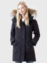 Campera negra de Canada Goose, modelo Rossclair Parka, con capucha con borde de piel, cierre frontal con botones y bolsillos laterales.