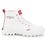 Botas de caña alta Palladium, confeccionadas en lona blanca con suela de goma dentada. Presentan detalles en rojo en la lengüeta, el talón y una etiqueta lateral, junto con texto impreso en el lateral exterior.