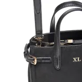 Cartera pequeña estructurada color negro, con material exterior símil gamuza y detalles en PU. Cuenta con cierre superior de cremallera metálica, doble asa fija de mano y correa larga regulable y desmontable. Presenta el logo XL en dorado en la parte frontal y herrajes metálicos dorados. Incluye un bolsillo interno con cierre.
