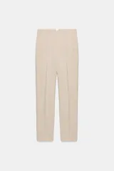 Pantalón tobillero de tiro alto y corte slim fit, con costuras frontales marcadas, bolsillos laterales de vivo y cierre frontal con cremallera, botón y gancho metálico.