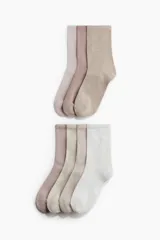 Pack de siete pares de medias tobilleras de punto fino, en tonos neutros y pasteles: blanco, beige, rosado y malva.