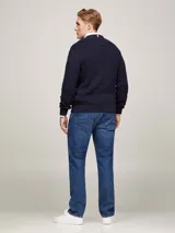 Sweater Tommy Hilfiger de punto trenzado color azul marino, con cuello redondo y logo bordado en el pecho.