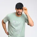 Gorro con visera Umbro, color negro, confeccionado en algodón.