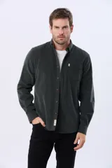 Camisa de manga larga confeccionada en pana fina de algodón, con cuello camisero, cierre frontal de botones y un bolsillo aplicado en el pecho.