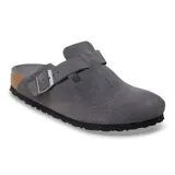 Zuecos tipo mule de gamuza en color gris carbón, con tira ajustable con hebilla metálica, plantilla de corcho y suela de goma negra.