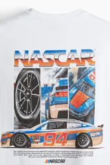 Remera blanca de algodón de peso medio, con cuello redondo y corte holgado. Presenta un estampado minimalista en el pecho con el logo de NASCAR y el número "94" en color rojo.