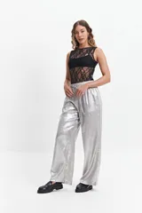 Pantalón de jogging plateado de corte wide leg y cintura elastizada con lazo ajustable.