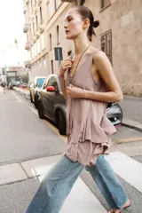 Vestido corto de escote redondo y tirantes anchos, con diseño de volantes en el bajo.