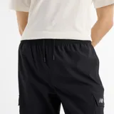 Pantalón cargo negro de corte recto, con cintura elástica ajustable y bolsillos laterales con solapa. Confeccionado en tejido ripstop resistente al agua.