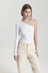 Top blanco de morley de viscosa, ajustado al cuerpo, con una manga larga y escote recto asimétrico.