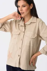 Campera verde militar de algodón con mangas largas y cuello camisero. Estampado en la espalda con la frase "Trouble Maker" y una estrella.