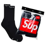 Pack de 4 pares de medias negras de algodón, marca Supreme en colaboración con Hanes. Incluyen logo de Supreme en la parte superior y en el empaque.