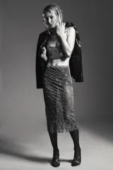 Top corto tipo bralette de escote corazón, cubierto completamente de lentejuelas color oro rosado. Posee tirantes finos ajustables.