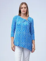 Blusa azul estampada de seda fría texturada, marca Ruby Rd. Cuello a la base con aplique de aro metálico y mangas tres cuartos. Terminación de ruedo asimétrico.