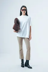 Camiseta de algodón orgánico color blanco, de corte holgado y manga corta, con pequeño logo estampado en el centro del pecho.