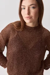 Sweater calado de punto negro, con cuello redondo y mangas largas, de diseño liviano ideal para superposiciones.