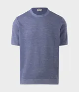 Remera de manga corta y cuello redondo para hombre, confeccionada en tejido de punto texturizado jaspeado en color celeste. Presenta terminaciones acanaladas en el cuello, los puños y el ruedo, con un corte regular clásico y versátil.