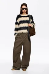 Jersey de manga larga con textura de pelo sintético, cuello redondo y corte recto.