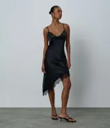 Vestido midi negro de satén con escote corazón, tirantes finos y ruedo asimétrico con detalle de encaje.