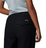 Pantalon tipo jogger de color negro, con cintura elástica ajustable, bolsillos laterales y traseros, y puños elásticos en los tobillos. Diseño funcional y resistente, ideal para actividades al aire libre y uso cotidiano.