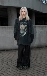 Remera de algodón color negro con efecto lavado, corte oversize y estampa frontal de un chihuahua con estética gótica y calavera.