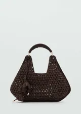 Bolso de mano tipo shopper confeccionado en tejido de papel trenzado color marrón oscuro, con asa superior rígida de poliuretano y detalle de charm colgante lateral.