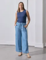 Pantalón cargo azul claro de lyocell, con pretina ancha elastizada y lazo de ajuste. Cuenta con bolsillos delanteros y laterales.