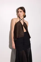 Top reversible verde oscuro de jersey elastizado, con diseño suelto y fluido, escote halter y tiras cruzadas en el cuello.