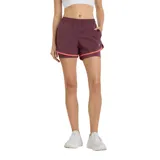 Short deportivo New Balance 2-in-1 para mujer, color borgoña con detalles en rosa. Cuenta con short interior de 4.5" y exterior de 3", tecnología NB DRY de secado rápido, bolsillos laterales y logo reflectivo.