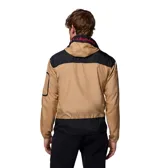 Chaqueta cortavientos Columbia modelo Challenger Windbreak Omni-Shield, en color beige con detalles en negro y costuras en rojo. Cuenta con capucha ajustable, cierre frontal de media cremallera, bolsillo canguro central con solapa y logo bordado, además de un bolsillo con cremallera en la manga izquierda.