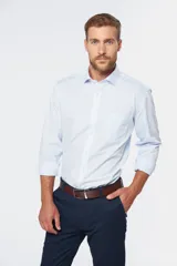Camisa de vestir blanca de manga larga, con cuello clásico y cierre frontal de botones.
