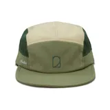 Gorra de estilo deportivo con diseño de 7 paneles, confeccionada en tejido técnico ligero y transpirable. Presenta paneles laterales con perforaciones para ventilación, visera curva y cierre ajustable en la parte posterior. Incluye bordado frontal con el logo de la marca y detalle lateral con el nombre Martha.