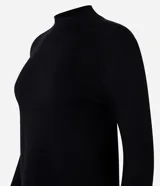 Sweater de punto negro con cuello redondo y mangas largas, diseñado con un calce clásico y versátil.