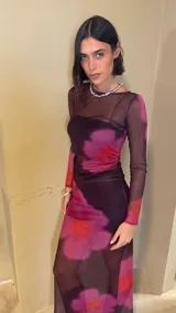 Vestido largo de microtul con estampado abstracto en tonos violeta, naranja y blanco. Incluye forro de top recto y short.