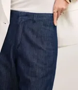 Bermuda de jeans azul oscuro, de tiro alto y corte recto.