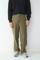 Pantalón de corte recto confeccionado en algodón, con diseño clásico de cinco bolsillos y cierre frontal con botón.
