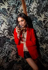 Blazer negro de crepe elastizado, con solapas y corte clásico.