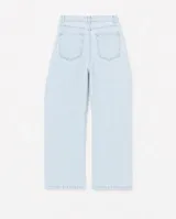 Jean baggy de denim celeste claro, con tiro medio y diseño de cintura cruzada asimétrica con cierre de botón único y bolsillos laterales.
