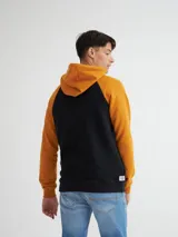 Canguro negro y ocre con capucha y cuello en rib, manga raglán, bolsillos laterales y estampa combinada (estampa y bordado).