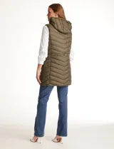 Chaleco puffer capitoneado color verde militar, con cierre central, bolsillos delanteros con cierre, jareta de ajuste en la espalda y capucha no desmontable. Tiene forro interno.