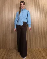 Jean de tiro medio en denim color tostado, con diseño de pierna ancha estilo wide leg y bolsillos traseros.