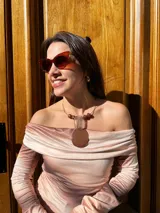 Collar de diseño moderno compuesto por una base de alambre metálico, cuentas esféricas de resina marrón y un dije central combinado que incluye una pieza rectangular estriada transparente y un disco circular de resina marrón.