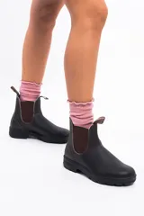 Botas de cuero marrón con elástico marrón en los laterales. Suela de TPU duradera y antideslizante. Entresuela acolchada para mayor comodidad. Sistema SPS Max Comfort para una excelente absorción de impactos.