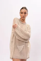 Vestido corto de hilo color beige, tejido con red calada y mangas largas.