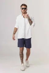 Bermuda color beige de lino, corte recto y largo a la rodilla.