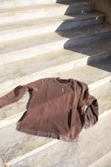 Buzo negro de algodón con cuello redondo y logo bordado en el pecho.